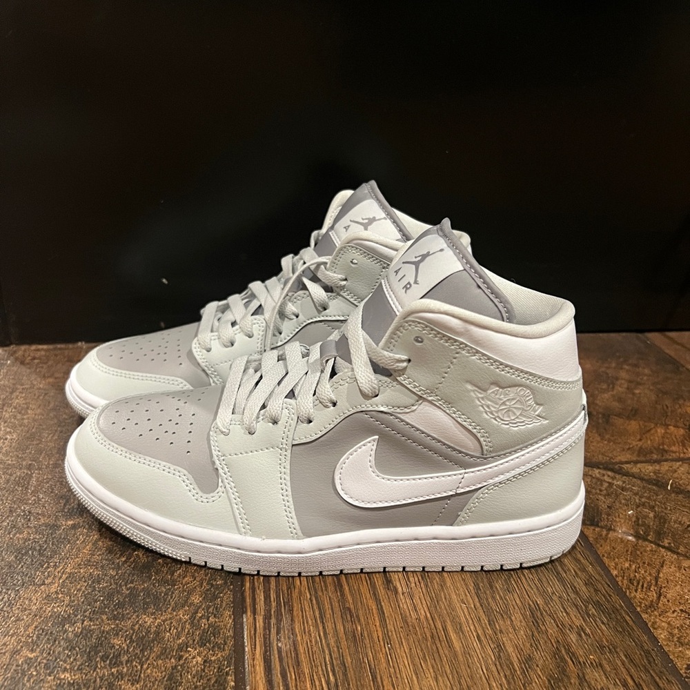Price drop!! BRAND NEW! JORDAN AJ 1 Photon Dust x White x Atmosphere Grey